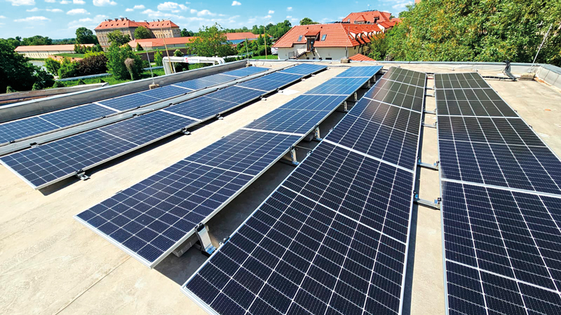 Inštalácia fotovoltaických panelov na výmenníkové stanice v Holíči
